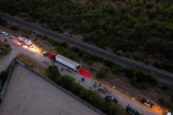 Members of law enforcement investigate a tractor trailer in San Antonio, Texas, on June 27, 2022. (Jordan Vonderhaar/Getty Images)