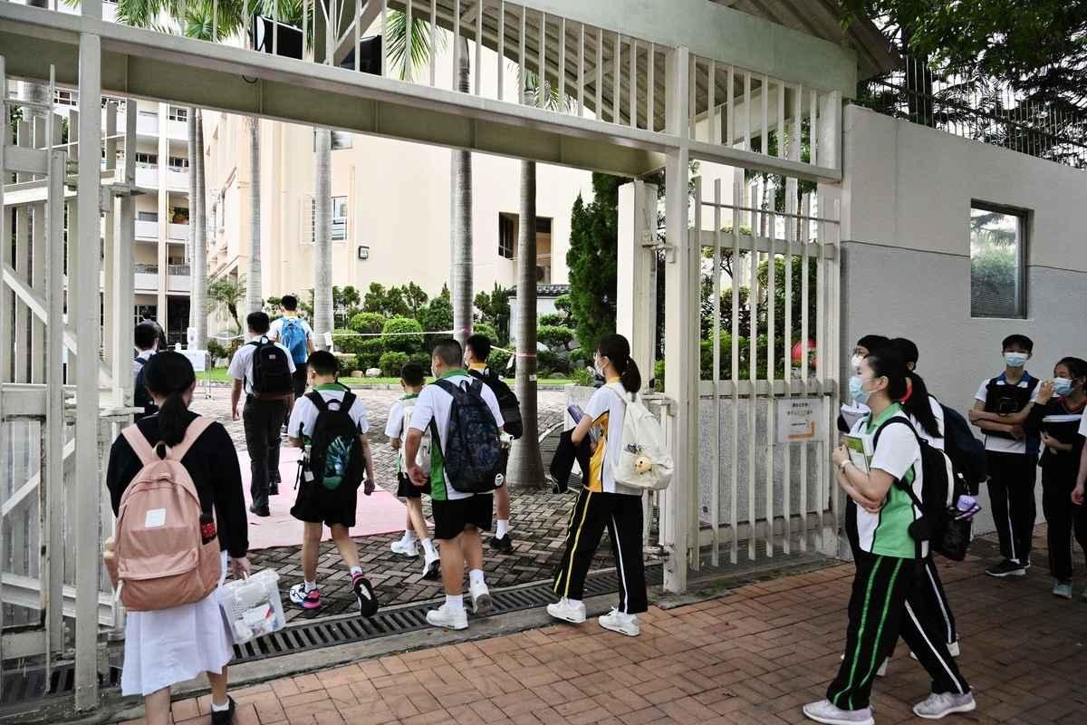 Children entering a school in Hong Kong. (Courtesy of the HK Information Services Department)
