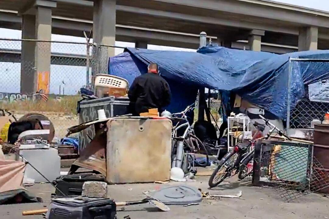 YouTuber Offers to Buy Homeless Man Food, but Eats It Himself in Prank That Triggers Backlash