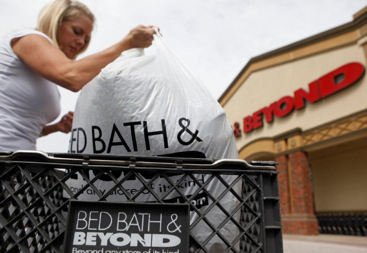 Chris Hammons unloads a bag of items she purchased at a Bed Bath & Beyond store in Dallas, Texas, on Sept. 23, 2009. (Jessica Rinaldi/File Photo/Reuters)