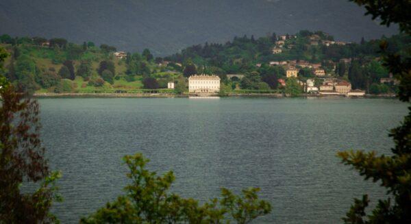 The villa faces the lake presenting a soft façade. (JHSmith/Cartiophotos)