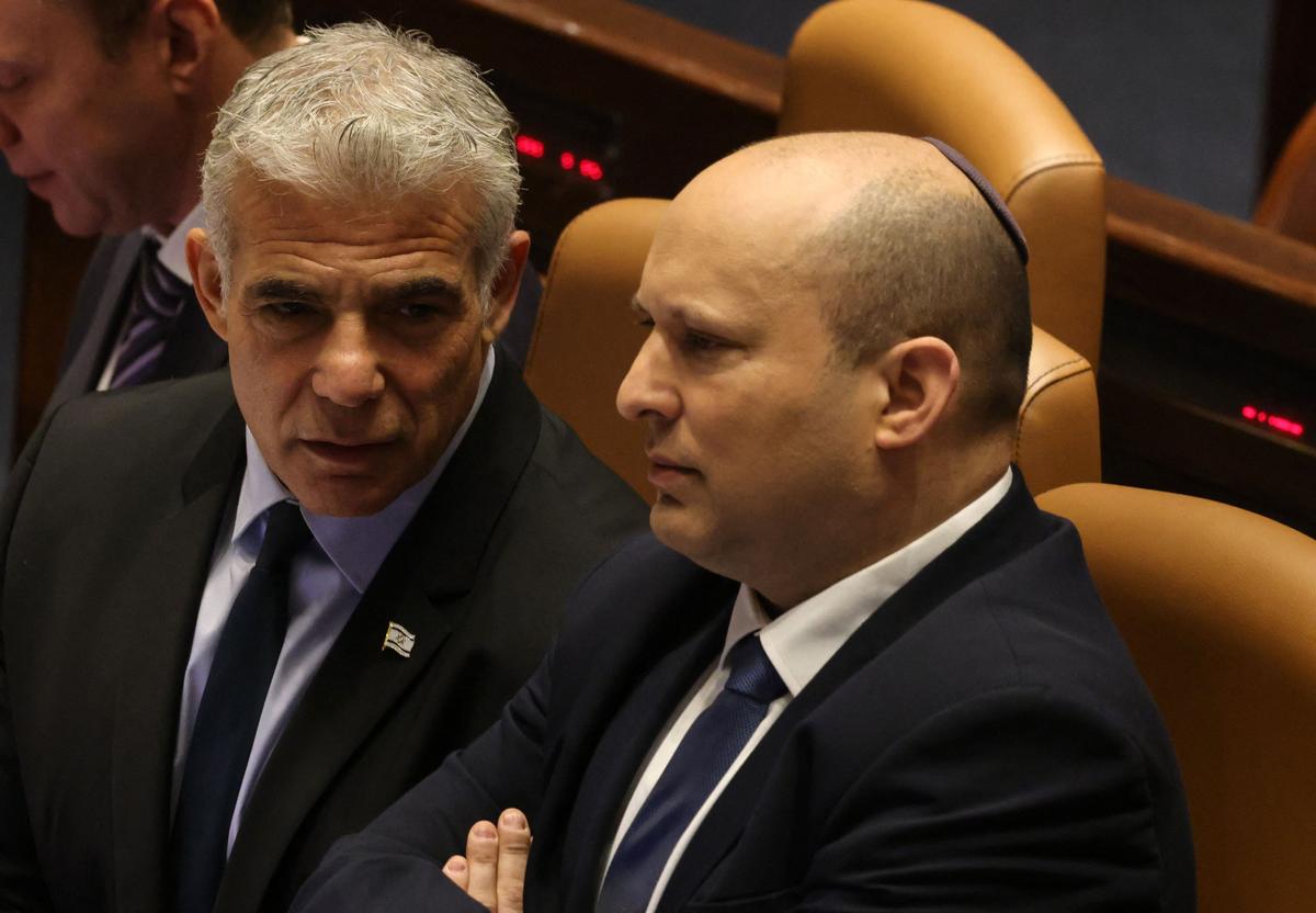 Israel's Bennett Hands Premiership to Foreign Minister Lapid, Won't Seek Reelection