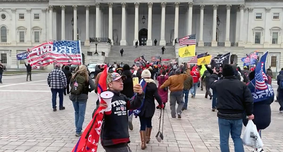 Video shows the outer Columbus Doors entry to the U.S. Capitol was open as protesters approached the east steps on Jan. 6, 2021. When the police line on the steps was breached, the doors were closed. (Parler/Screenshot via The Epoch TImes)
