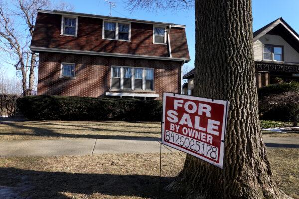 A home is offered for sale by owner in Chicago, Illinois on January 20, 2022. (Scott Olson/Getty Images)