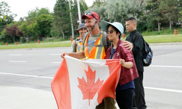 Veteran James Topp stops his march to take a picture with a supporter in Kanata, Ont., on June 29, 2022. (Noé Chartier/The Epoch Times)