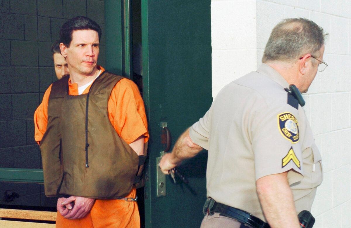 Scott Eizember (L) is taken out of the Canadian County Jail by members of the Creek County Sheriff's Office in El Reno, Okla., on Feb. 25, 2005. (The Oklahoman, Michael Downes/AP Photo)