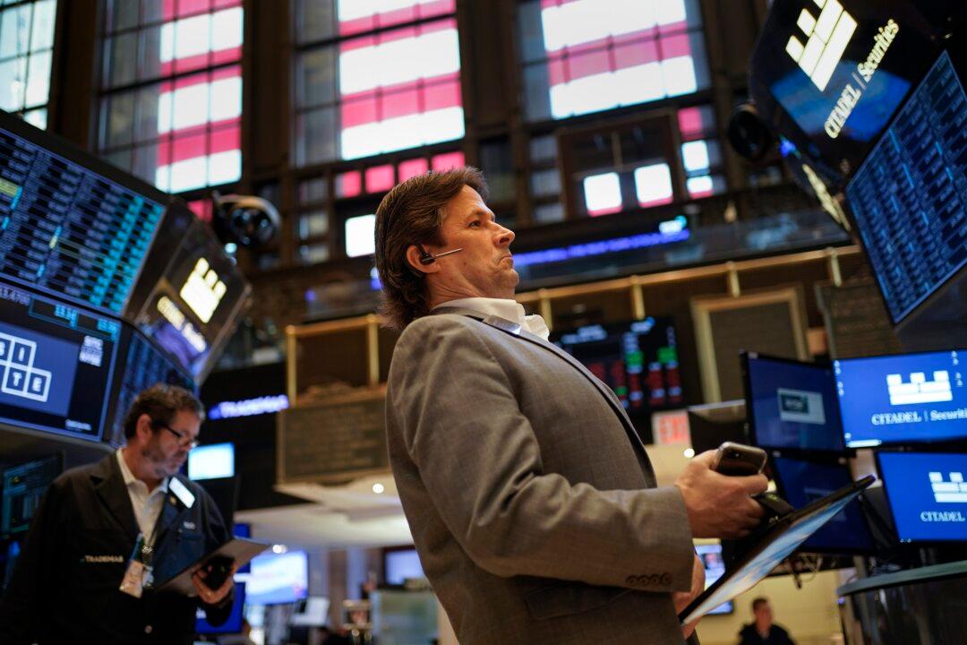 Wall Street Closes Higher but Still Ends Week in the Red