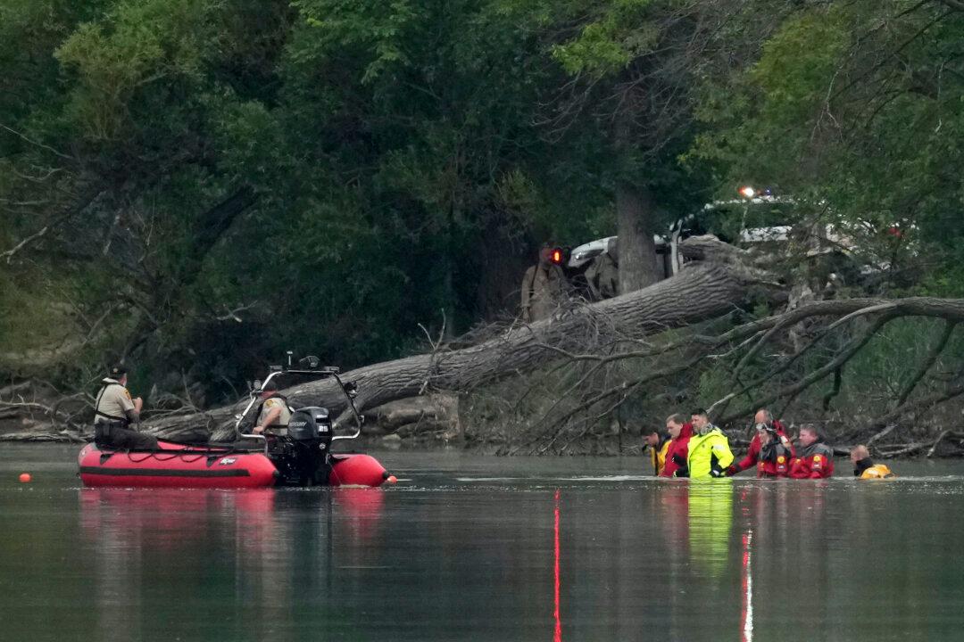Bodies of 3 Missing Children, Woman Found in Minnesota Lake