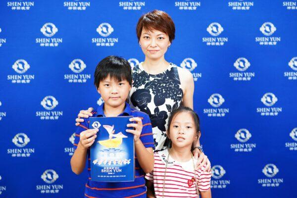 Company director Li Shih-hua and her two children at Shen Yun Performing Arts at the Chung Shan Hall in Taichung city, Taiwan, on the evening of June 29, 2022. (Annie Gong/The Epoch Times)