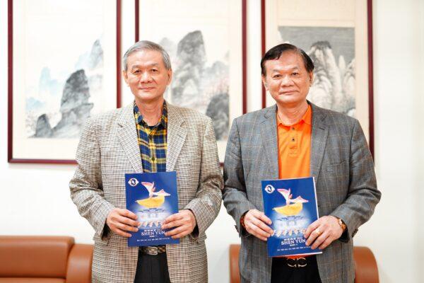 Chung Ho-kuang (L), chairman of Southern Brick Company, watched Shen Yun Performing Arts with his brother at the Chung Shan Hall in Taichung city, Taiwan, on the afternoon of June 29, 2022. (Annie Gong/The Epoch Times)