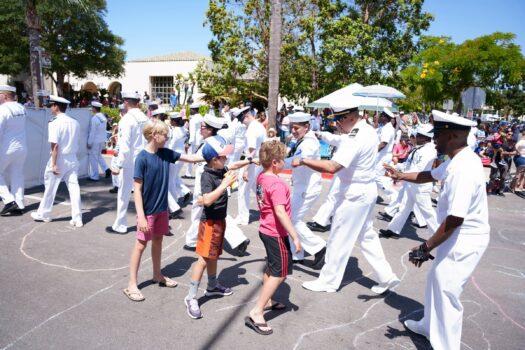 Coronado 2022 Independence Day parade: kids greeting the Navy service members. (Jane Yang/The Epoch Times)