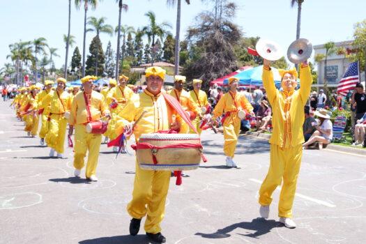Coronado 2022 Independence Day parade participant: traditional Chinese waist drum by San Diego Falun Dafa practitioners. (Jane Yang/The Epoch Times)