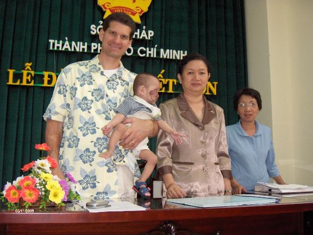 Baby Sam with his adoptive parents, dad John Ettore and mom Hope Ettore. (Courtesy of <a href="https://www.facebook.com/hope.cantuettore">Hope Cantu Ettore</a>)