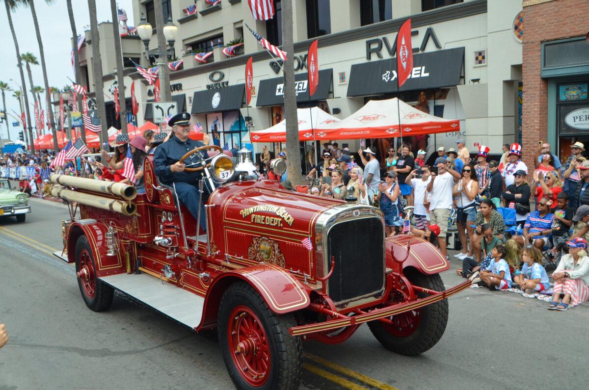 A view of the Fourth of July Parade in Huntington Beach, Calif., on July 4, 2022. (Alex Lee/The Epoch Times)