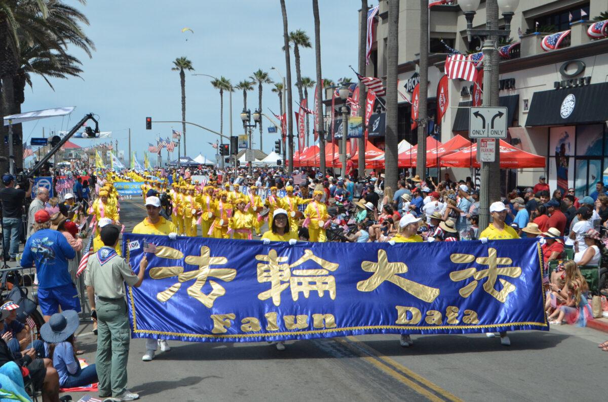  Falun Dafa practitioners participate in the Fourth of July Parade in Huntington Beach, Calif., on July 4, 2022. (Alex Lee/The Epoch Times)