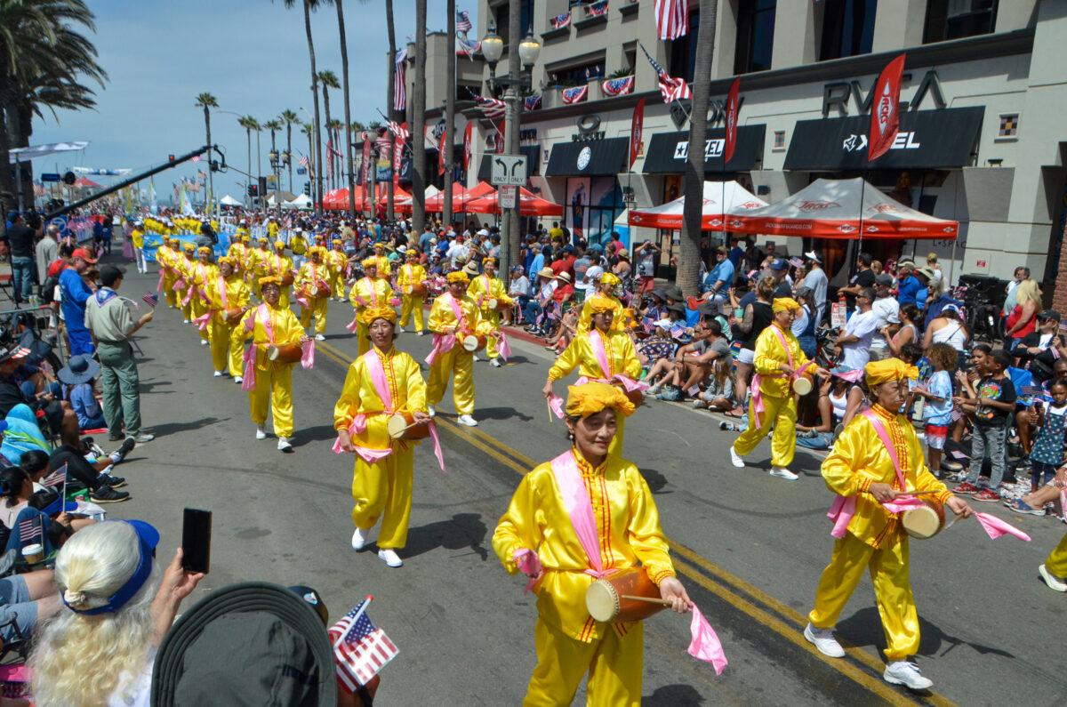 Falun Dafa practitioners participate in the Fourth of July Parade in Huntington Beach, Calif., on July 4, 2022. (Alex Lee/The Epoch Times)