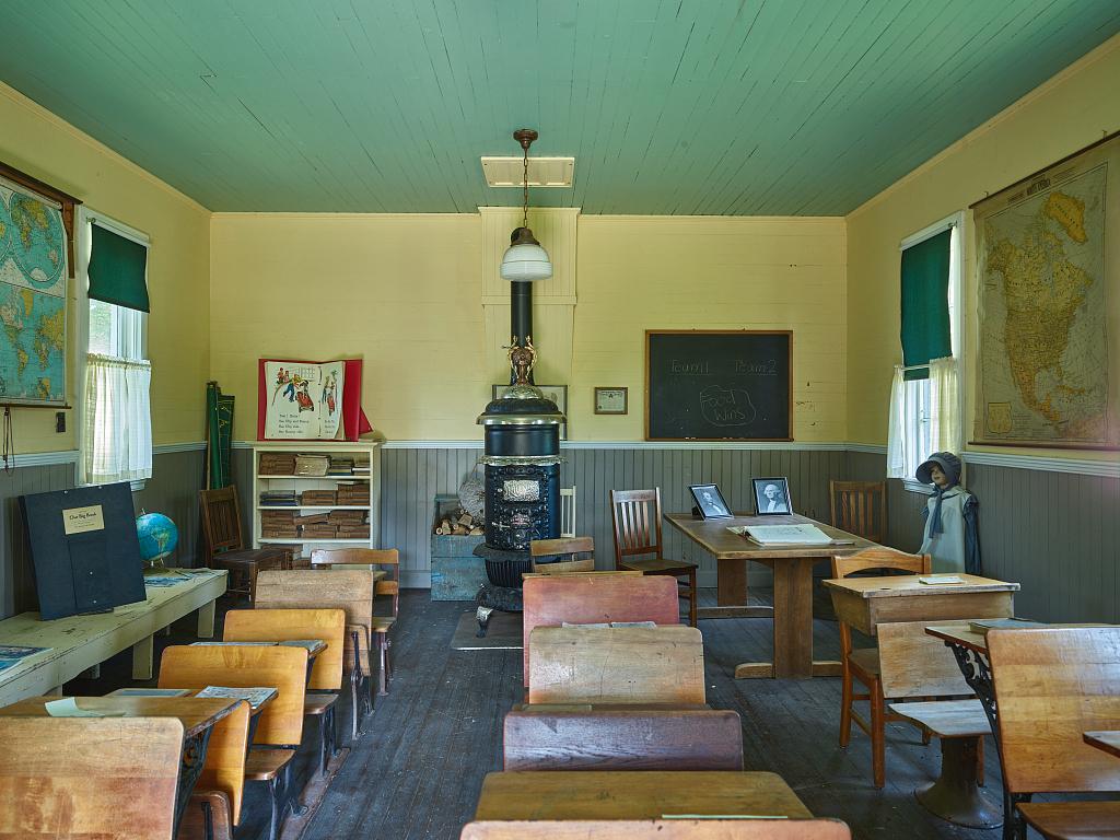 Built around 1907 in Butler County, Iowa, this one-room schoolhouse was of many located every two miles throughout the countryside. (Public domain)