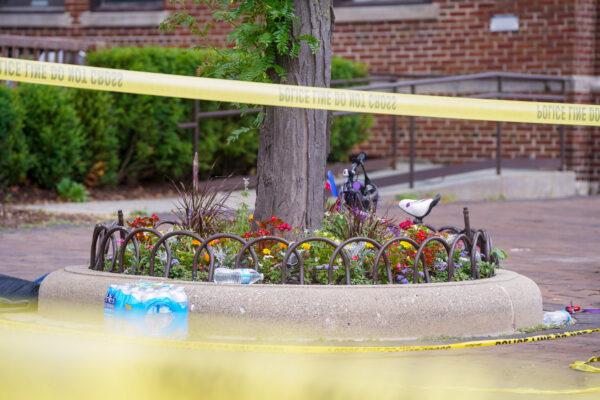An abandoned bike at the crime scene in downtown Highland Park, Ill. on July 5, 2022. (Cara Ding/The Epoch Times)