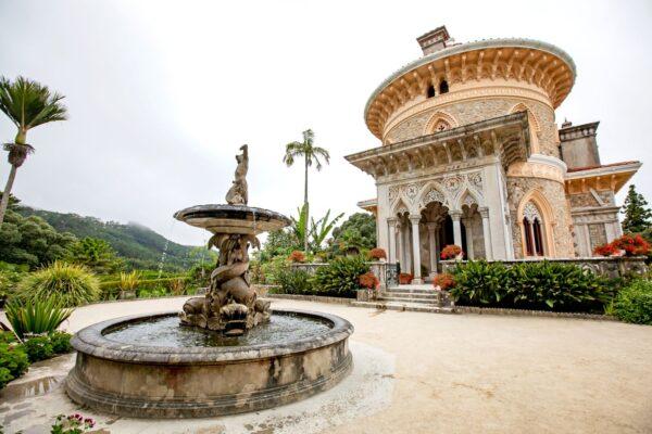 The Palace of Monserrate has several entrances, and this one clearly depicts the Neogothic and Moorish influences of the palace, with detailed arches and columns. Exoticism combines classical influences with the oriental façade, tropical fauna and flora, and the decorative fountain. (Luis Duarte/Parks of Sintra and Monte de Lua)