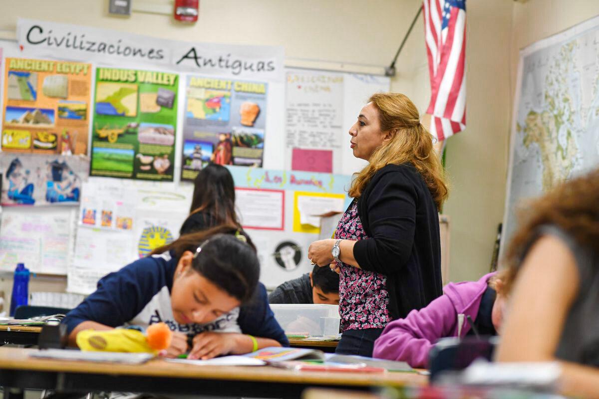 A teacher teaches a history lesson in Spanish in a Dual Language Academy class at Franklin High School in Los Angeles, on May 25, 2017. (Robyn Beck/AFP/Getty Images)