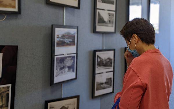 People participating and attentively viewing old photos of Hong Kong on display at the Hong Kong Carnival. (Emma Hsu/The Epoch Times)