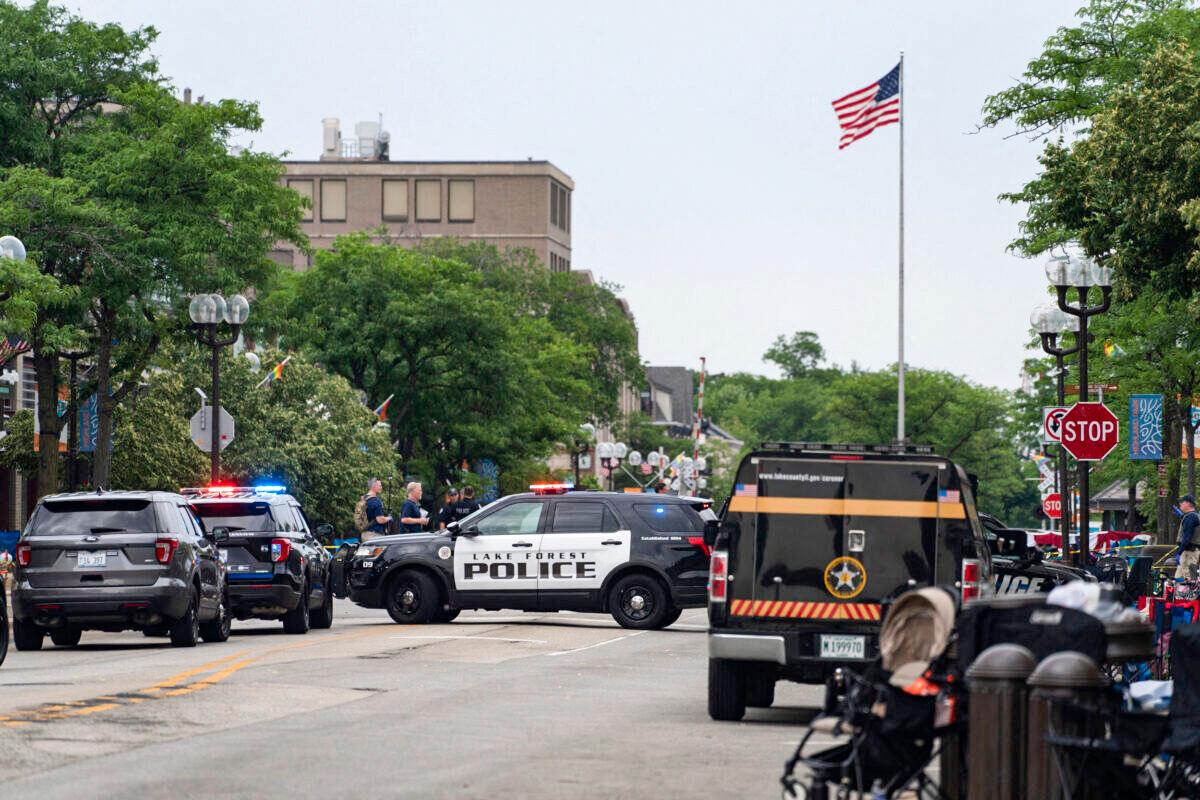 Officers guard the scene of the Fourth of July parade shooting in Highland Park, Ill., on July 4, 2022. (Youngrae Kim/AFP via Getty Images)