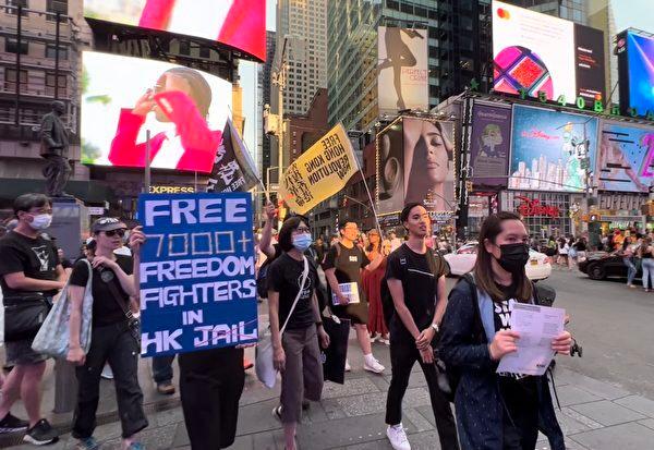Hongkongers in New York participated in rallies in black clothing chanting "Free Hong Kong" from New York Time Square to The Chinese Consulate. (Lin Dan/The Epoch Times)