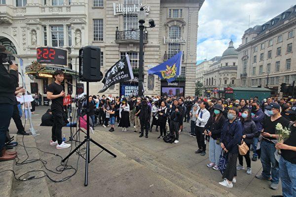 Hongkongers in the UK hold a memorial event, July 1 Commemoration of the 1st Death Anniversary of Leung Kin-fai, at Piccadilly Circus in central London, on July 1, 2022. (Wen Dongqing/The Epoch Times)