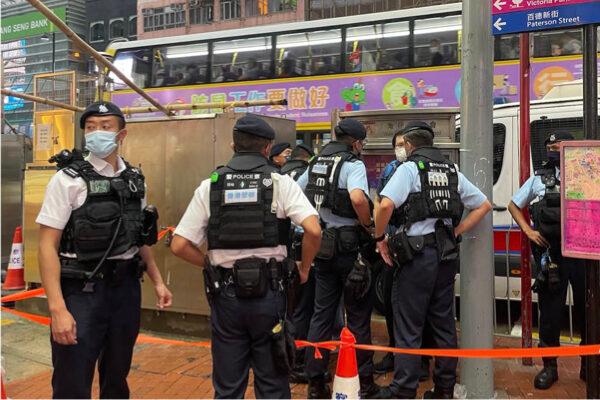 Police officers are ready in Causeway Bay to intercept citizens. (Zuo Xiangru/The Epoch Times)