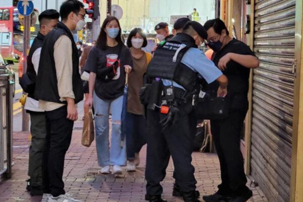 HK Police officers intercepted citizens in black in Causeway Bay. (Li Ming'en/The Epoch Times)