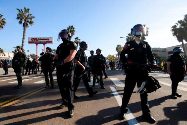 Police form a skirmish line to block counter-protesters in San Diego on Jan. 9, 2021. (Patrick T. Fallon/AFP via Getty Images)
