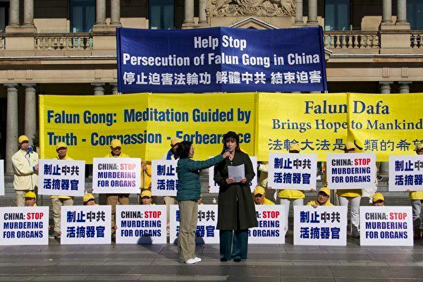 Silvana Nero (right), the wife of Fred Nile MLC, read his letter of support at the rally on Nile's behalf. (Wen Qingyang/The Epoch Times)