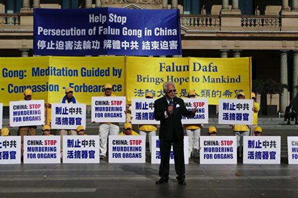 David Flint AM, emeritus professor of law and former chairman of the Australian Press Council addressed the rally. (Wen Qingyang/The Epoch Times)