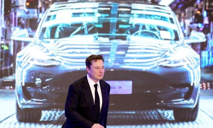 Musk’s Tesla Stock Sale Windfall Dwarfs Twitter Loss