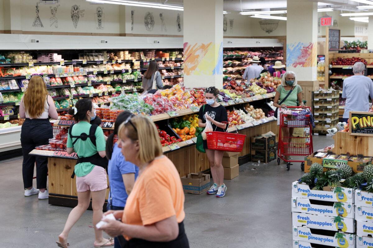 Inflation continues to impact food prices.  Supermarket shoppers in Manhattan, New York City, on June 10, 2022. (Andrew Kelly/Reuters)