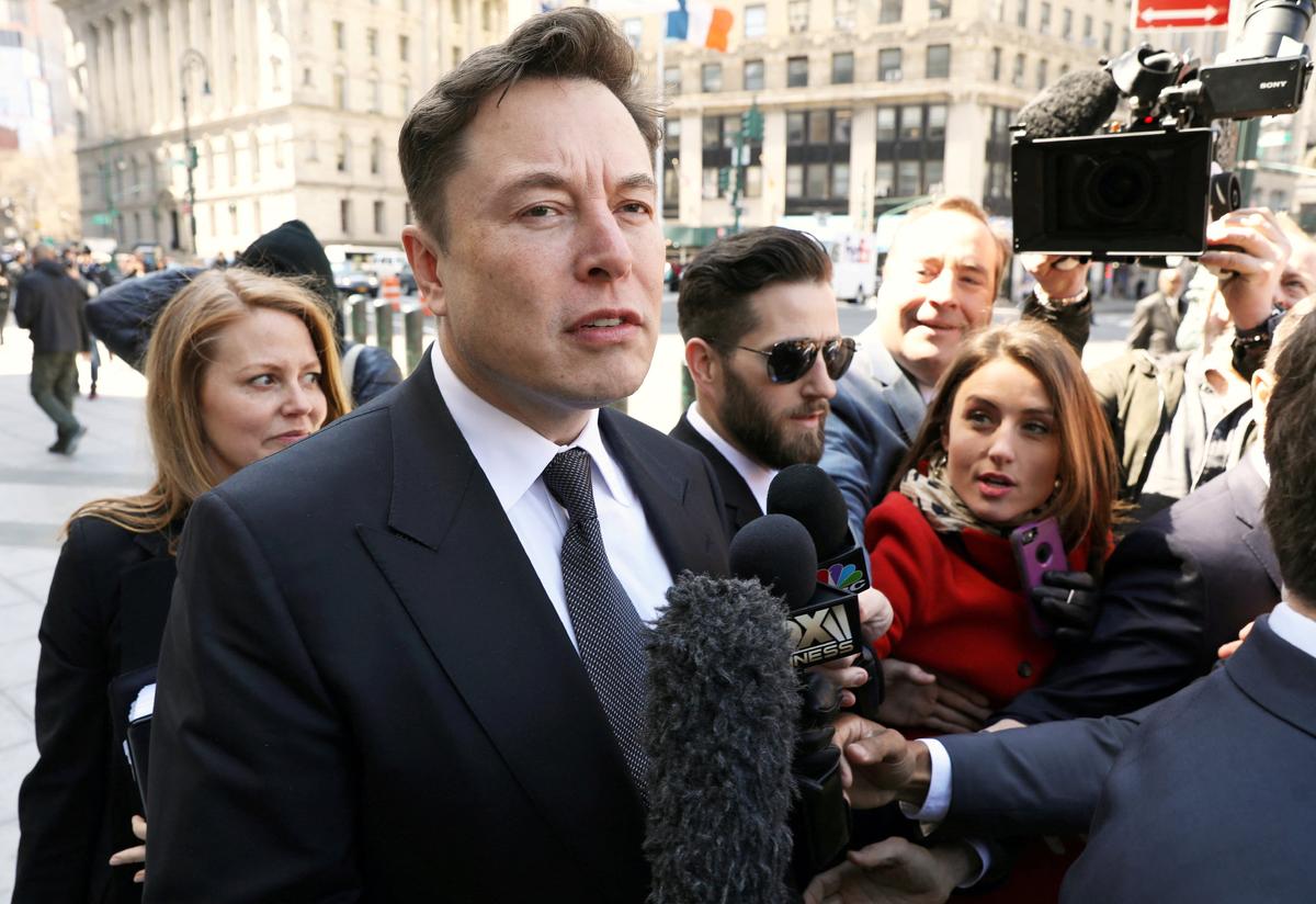 Elon Musk Targets 'Liar' WSJ Reporters With Photo of Him and Google Co-founder
