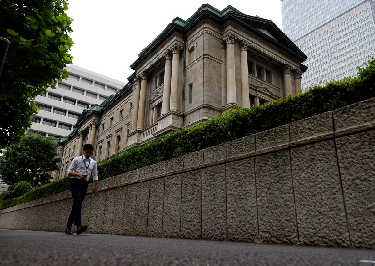 BOJ Retains Easy Policy, Kuroda Shuns Chance of Near-Term Rate Hike