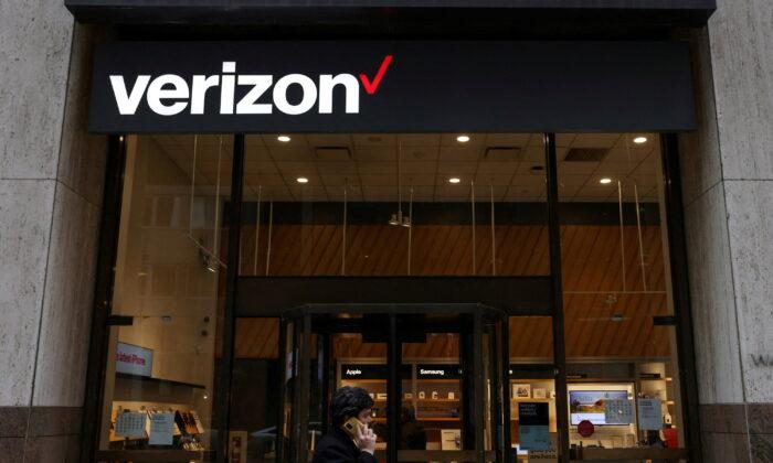 Verizon Sinks as Inflation, Higher Pricing Hit Subscriber Growth