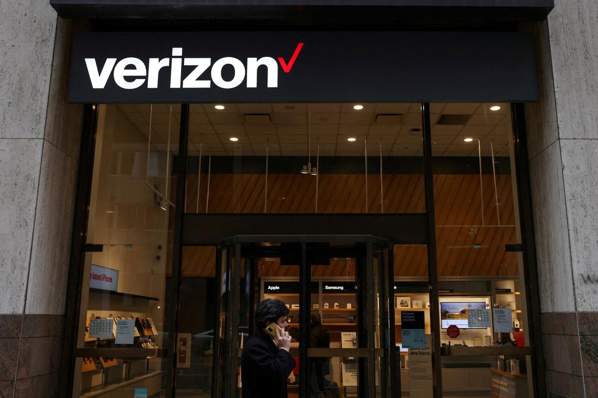 Verizon Sinks as Inflation, Higher Pricing Hit Subscriber Growth