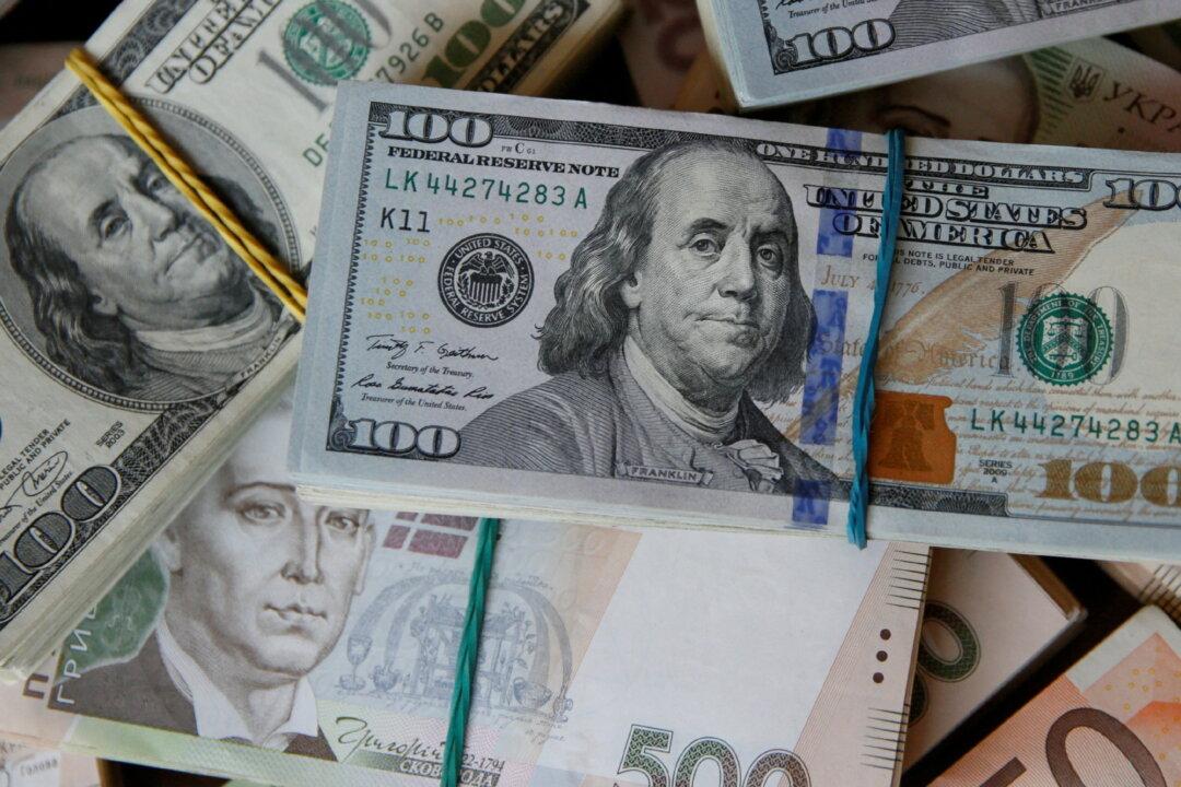Dollar Keeps a Grip on 150, Yuan Shrugs Off China Rate Cut