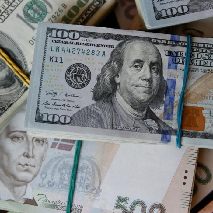 Dollar Keeps a Grip on 150, Yuan Shrugs Off China Rate Cut