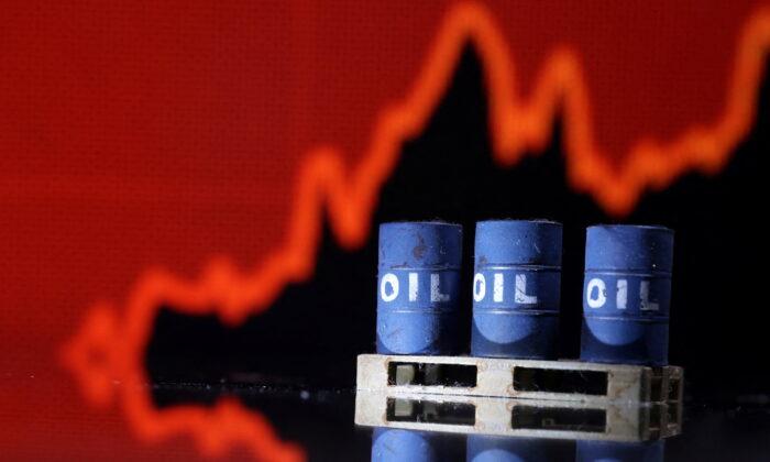 Oil Rises on Geopolitical Risks