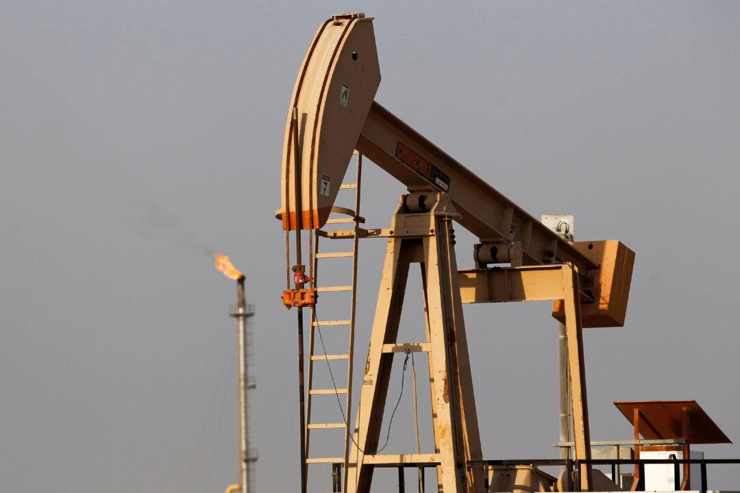Oil Extends Gains as Risk Appetite Improves, US Inventories Fall