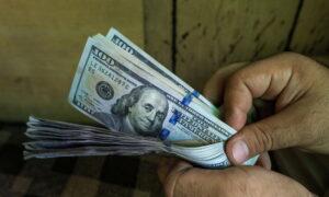 Dollar Finds Footing Ahead of Job Data Deluge