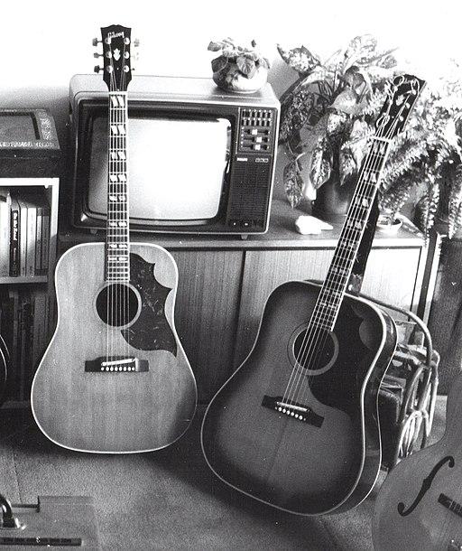 A 1964 Gibson Country Western acoustic guitar (L) and a 1963 Southern Jumbo SJ. (Tony 1212 CC BY-SA 4.0, CreativeCommons.org/ licenses/by-sa/4.0)