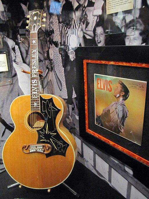 Elvis Presley’s Gibson J200 on display at his home, the Graceland mansion in Memphis, Tenn. (Mr. Littlehand CC BY 2.0, CreativeCommons.org/ licenses/by/2.0))