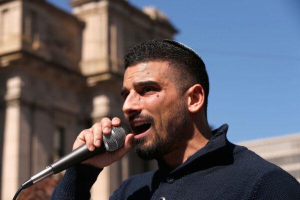 Avi Yemini speaks to the protesters on September 17, 2017 in Melbourne, Australia. (Photo by Darrian Traynor/Getty Images)