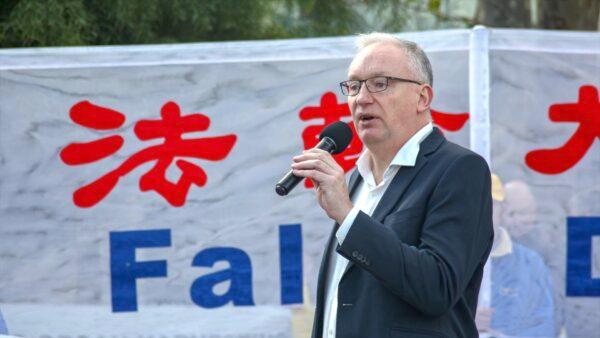 David Limbrick MP from the Liberal Democrats speaks at a Falun Dafa rally in Melbourne, Australia on July 9, 2022. (Chen Ming/Epoch Times)