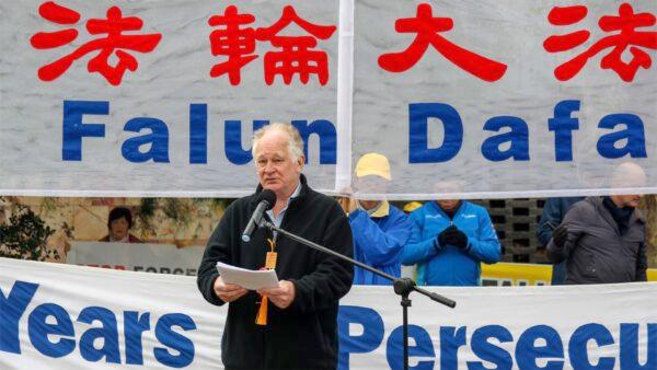 Gerard Flood from the DLP speaks at a Falun Dafa rally in Melbourne, Australia on July 9, 2022. (Chen Ming/Epoch Times)