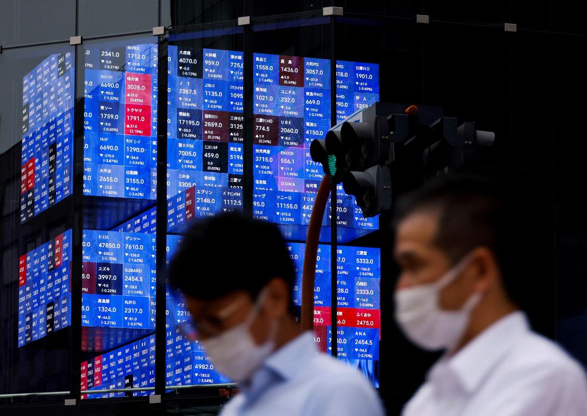 Stocks Fall, Dollar Gains as US Inflation Prompts 100 bps Hike Bets